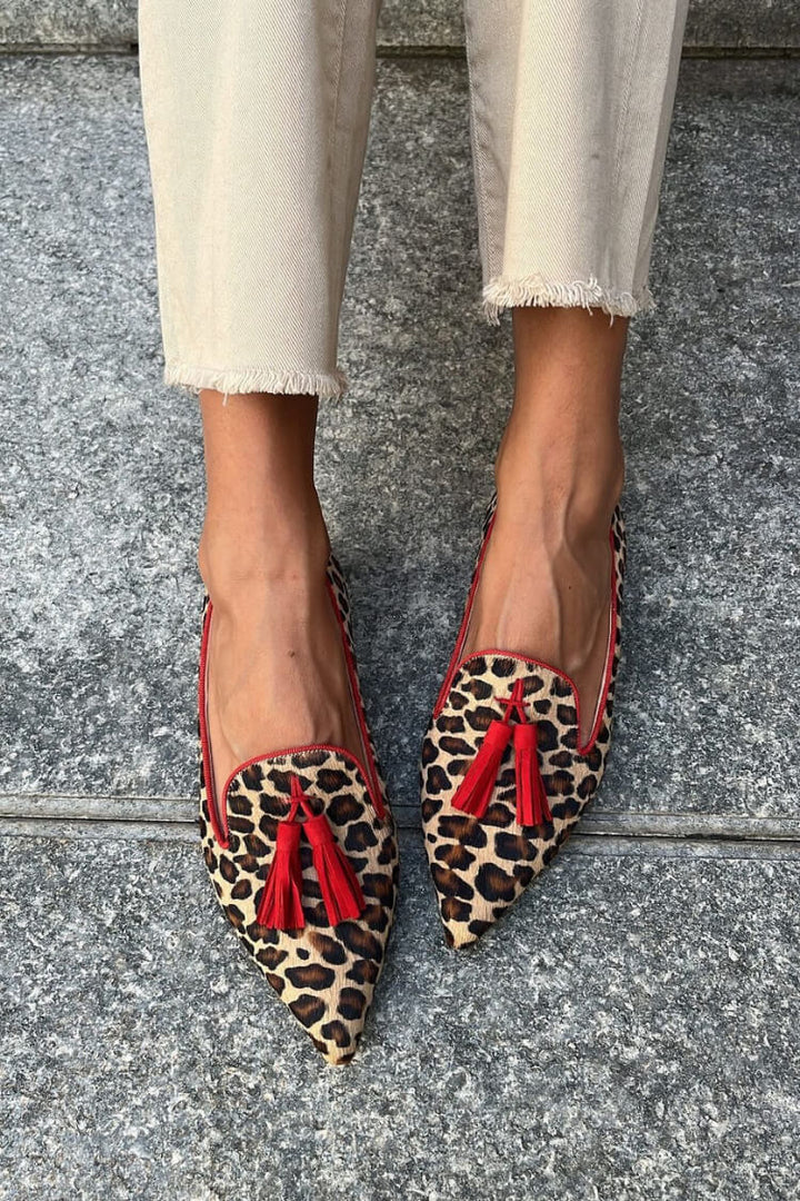 Manar | Pointed Loafer With Red Tassels